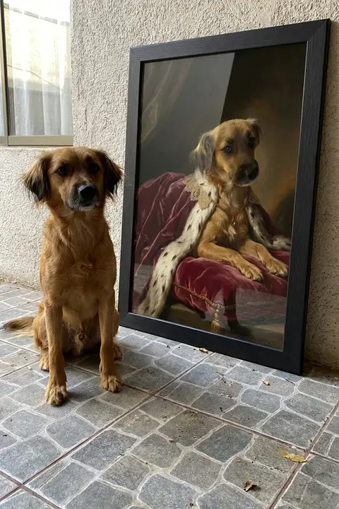 Perro café dorado sentado junto a su retrato clásico enmarcado en terraza
